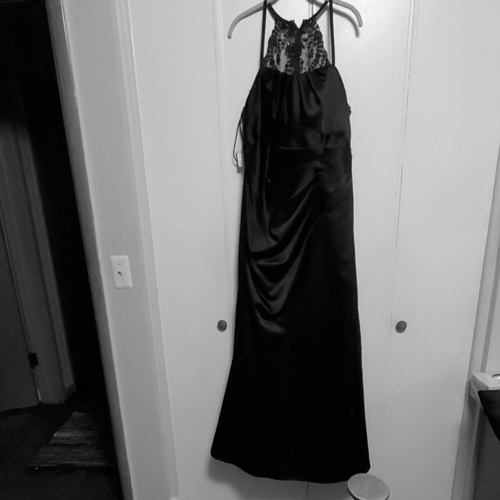 Black sleeveless erving gown